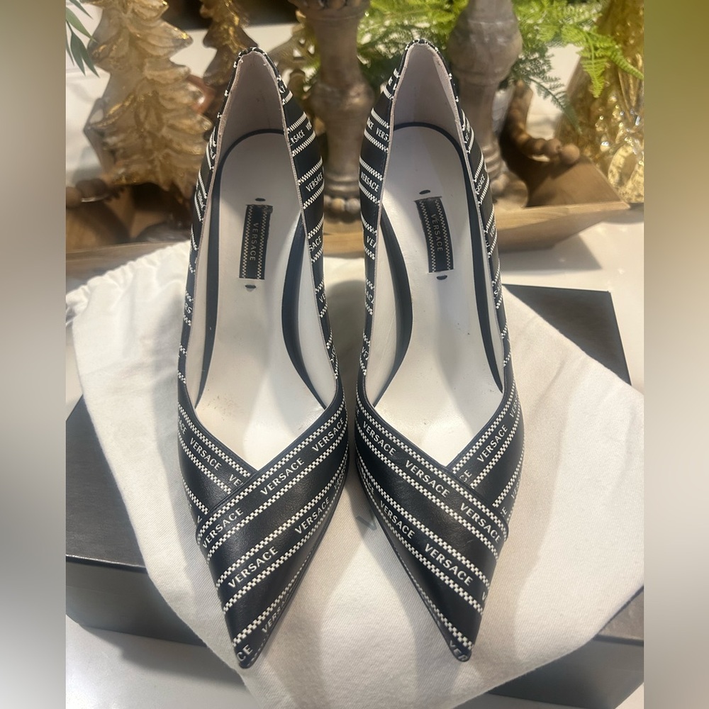 Great condition Versace black and white tribute logo heels - Picture 4 of 10